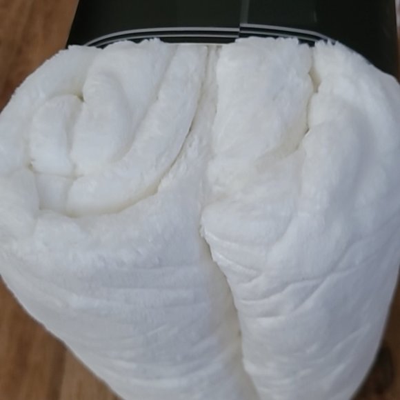 NWT Monte & Jardin Luxury Collection Ultra Plush Throw 60×70 Blanket - Picture 10 of 14